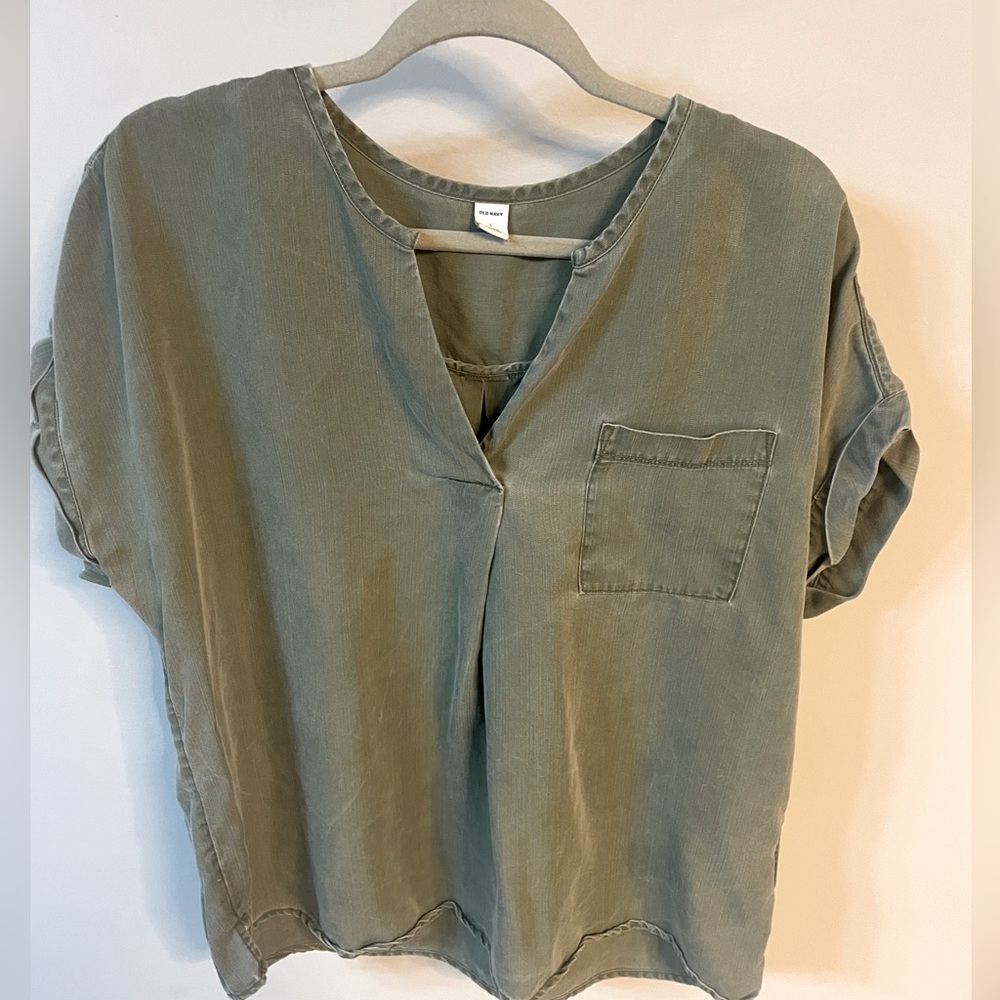 Woman’s Old Navy army green super soft top, like-new condition, L